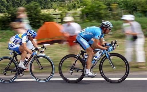 Bj&ouml;rn Schr&ouml;der leads Samuel Dumoulin in pursuit of a possible victory