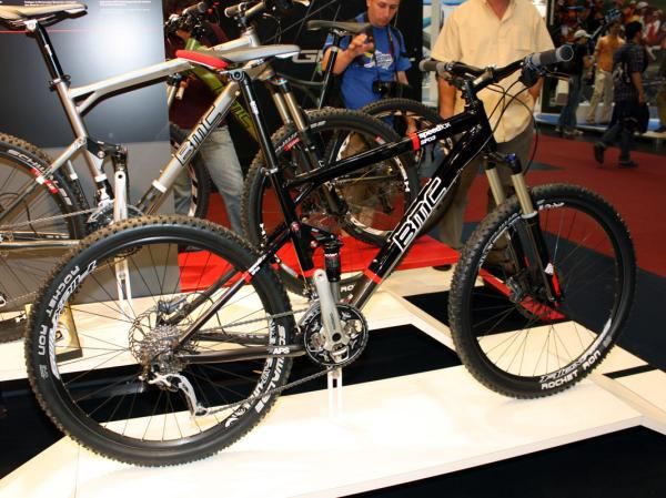 The 2011 Speedfox sports a slimmed-down 120mm-travel chassis built with hydroformed aluminum tubing.