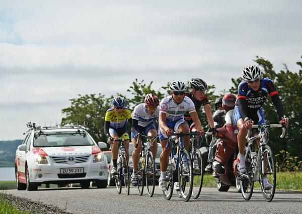 The break makes progress on the peloton.