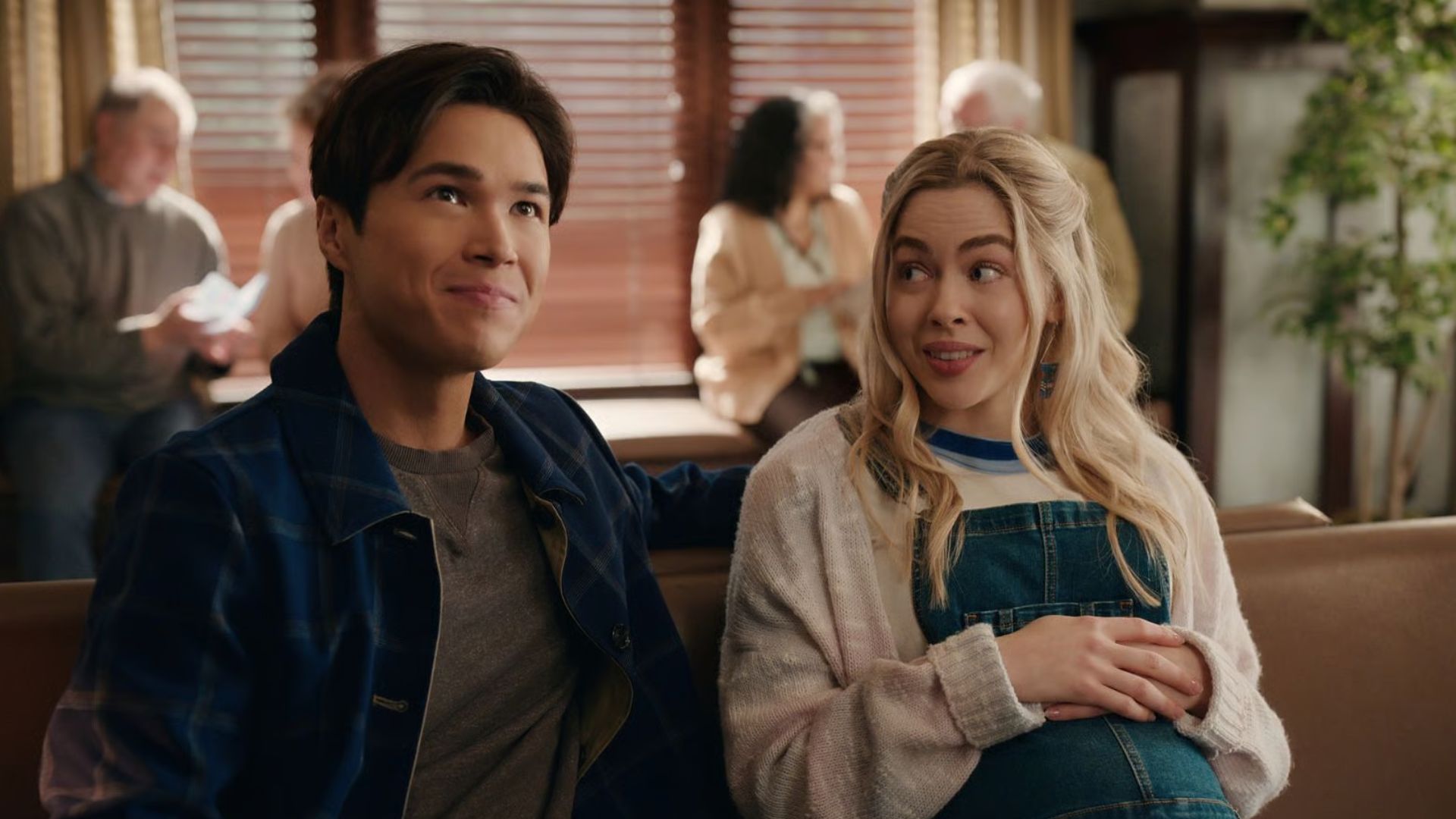 ليزي وديني يجلسان في غرفة الانتظار