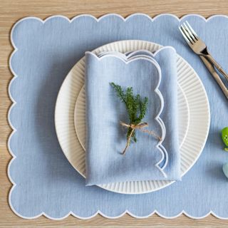 NapkinsWorld Baby blue linen table mats with scallop edges in white