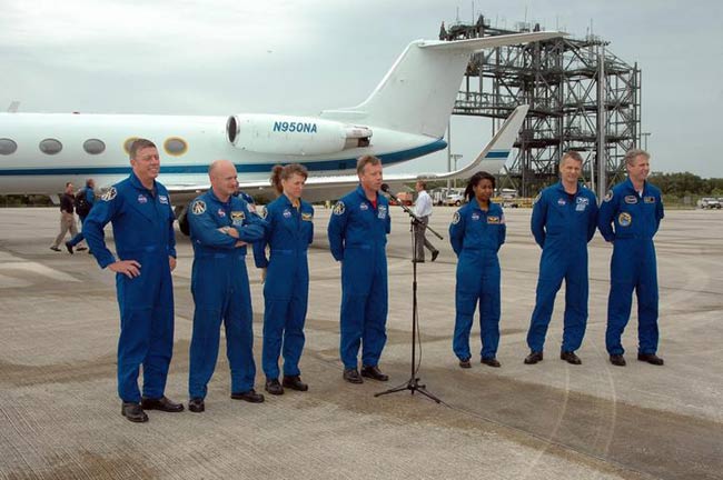 STS-121 Crew Arrives at NASA Spaceport for Launch Rehearsal