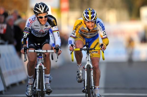 Niels Albert (BKCP Powerplus) chases with Bart Wellens (Telenet Fidea)
