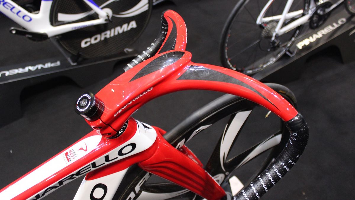 The integrated handlebar and stem combo offer both stiffness and aerodynamics