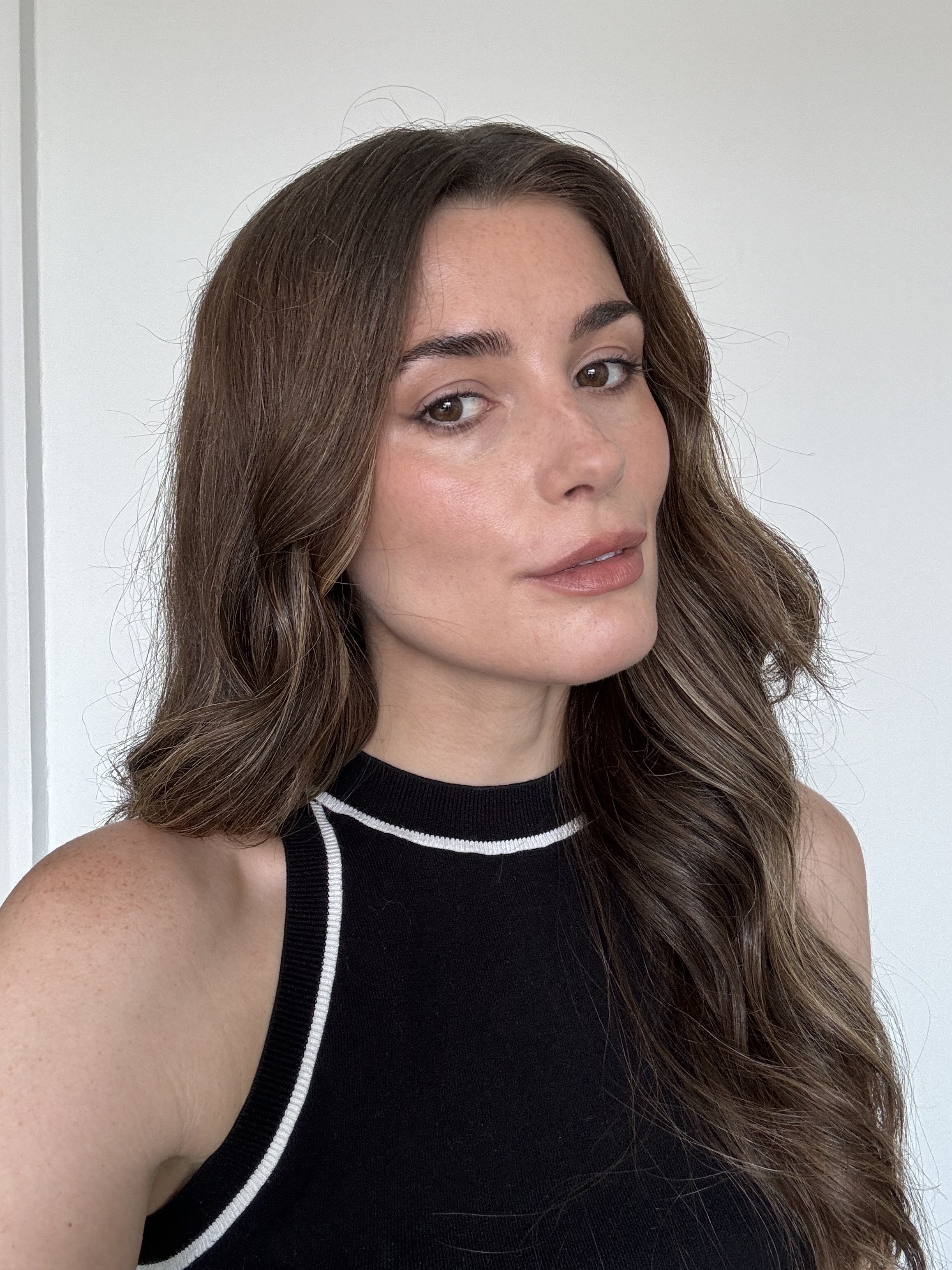 Eleanor wearing Victoria Beckham Beauty Satin Kajal Liner in Cocoa