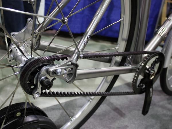 A tidy split seat stay allows the belt to pass into the rear triangle. And yes, there's a bolt missing from the sliding rear dropout.