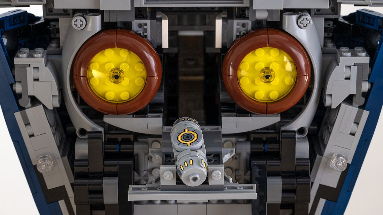 Lego Star Wars UCS Jango Fett&rsquo;s Firespray-Class Starship (75409) rear thrusters with seismic charge on hinged flap