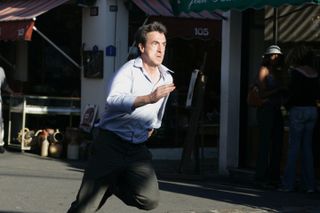 Pediatrician Alexandre Beck (François Cluzet) runs on a busy street in Tell No One