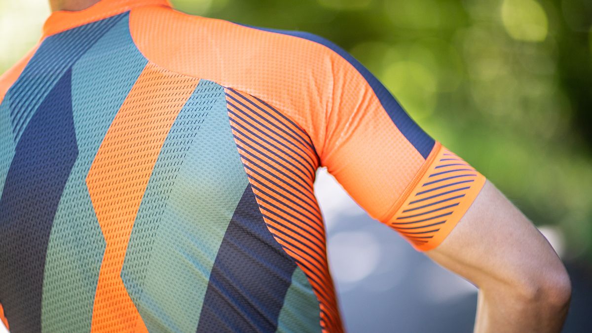 The Sportful Bodyfit Pro 2.0 X jersey has a unique design