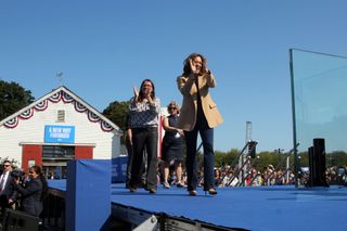 kamala harris clapping in jeans