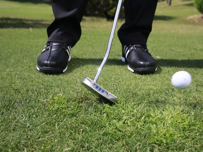 How to play the toe putter chip