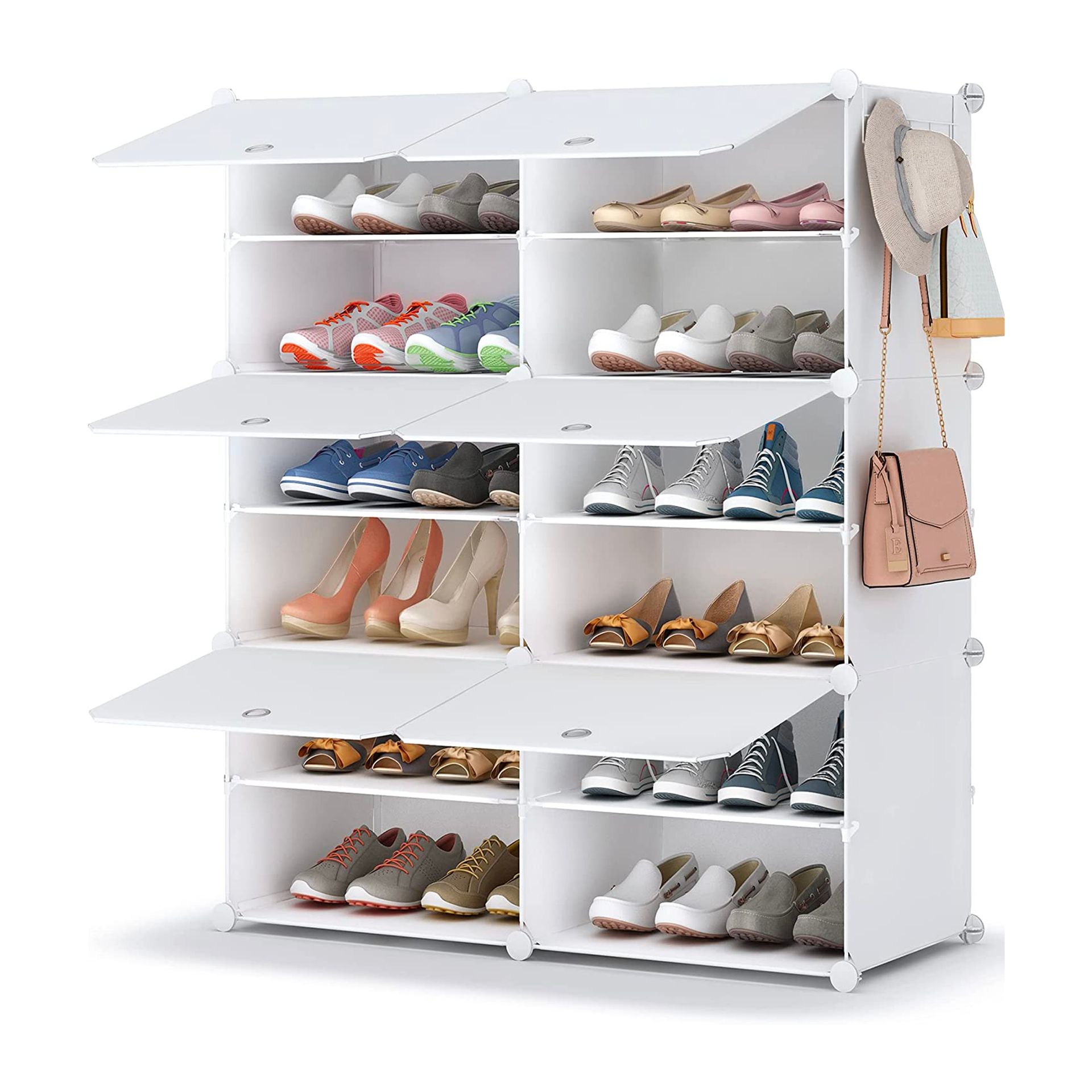 Rak sepatu putih memegang sepatu yang berbeda dengan latar belakang putih