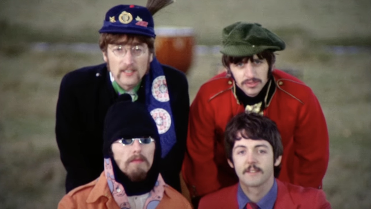 Paul McCartney, John Lennon, Ringo Starr y George Harrison en el vídeo musical de Strawberry Fields Forever