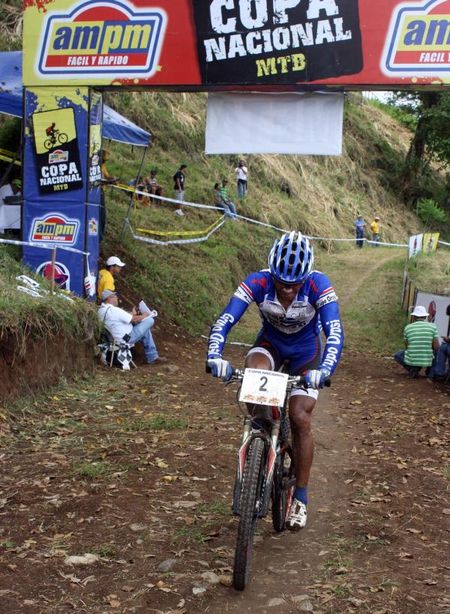 Federico Ram&iacute;rez (Grupo Orosi-Specialized) on his way to winning the men's race