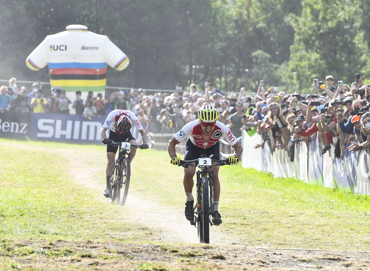 Nino Schurter (Switzerland) attacked on the final corner