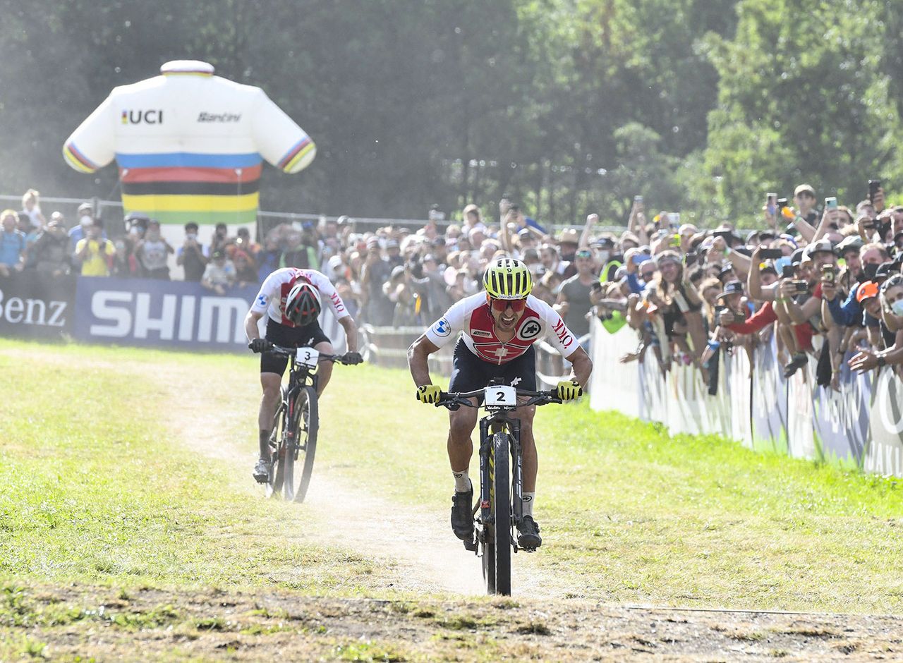 Nino Schurter (Switzerland) attacked on the final corner
