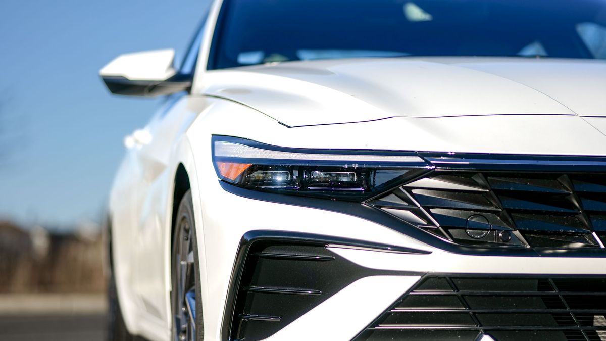 2025 Hyundai Elantra Hybrid Limited test drive review.