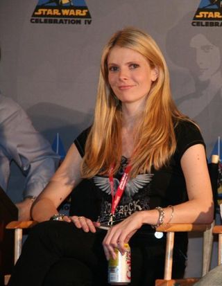 British actress/model Nathalie Cox provides the voice and likeness of Juno Eclipse.
