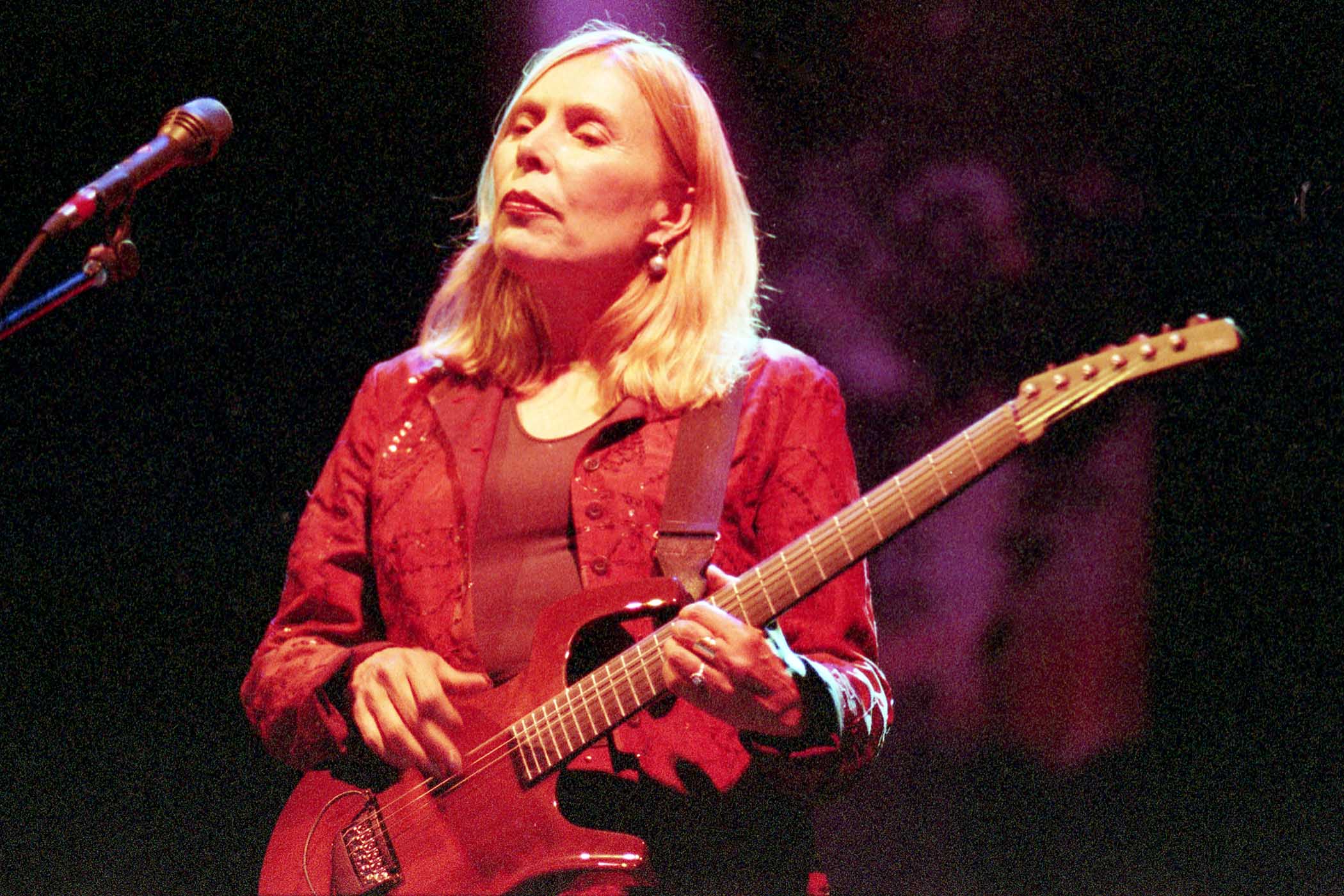 Joni Mitchell plays a Parker Fly live in 1996.