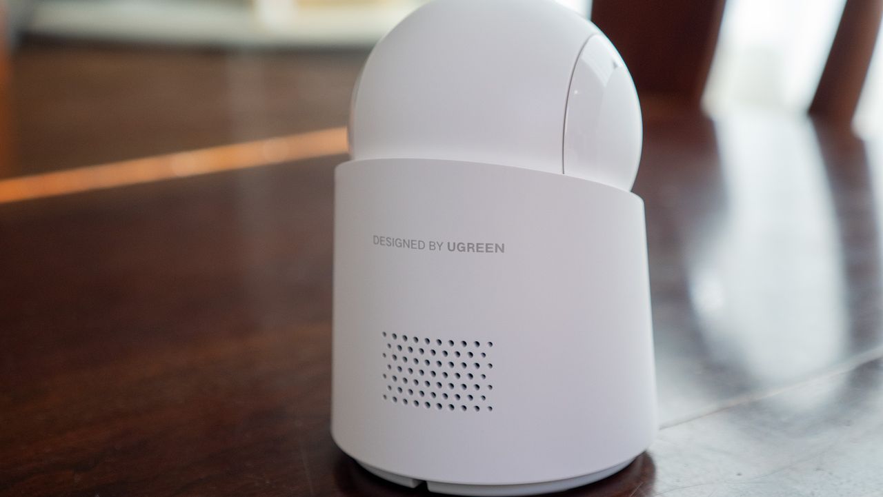 The UGREEN SynCare Indoor Cam ID500 Pro that pairs with the UGREEN HomeAgent HA100