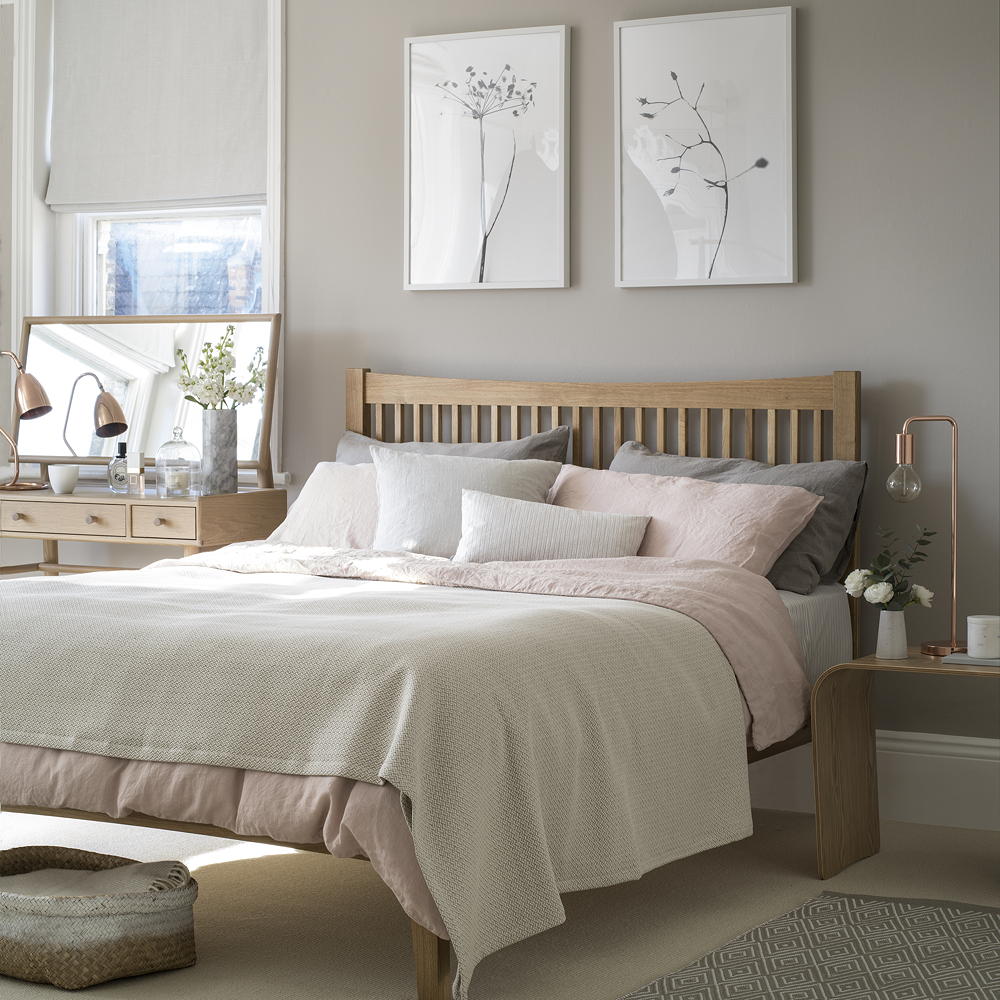 bedroom with double bed with dressing table