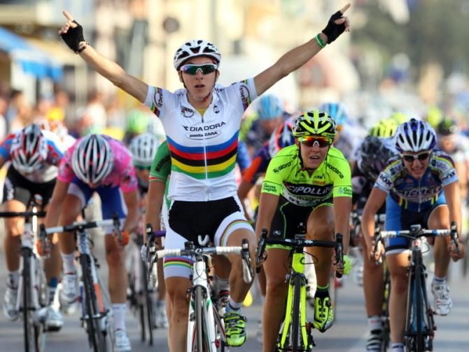 Giorgia Bronzini (Diadora Pasta Zara) wins a stage in Toscana.