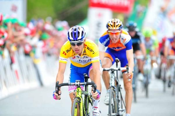 Damiano Cunego (Lampre-ISD) sprints home ahead of the other overall contenders.