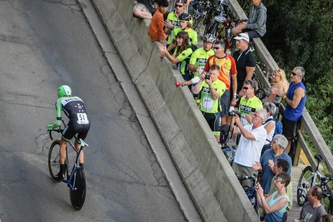 Robert Gesink (Belkin) attacks the climb.
