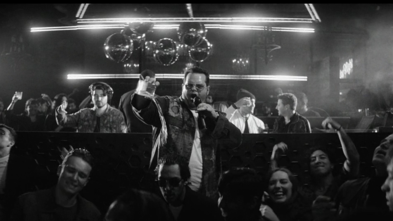 Josh Gad pours his drink on a man's head while singing &amp;quot;In Summer&amp;quot; from Frozen on the &amp;quot;Doorman&amp;quot; episode of Wonder Man.