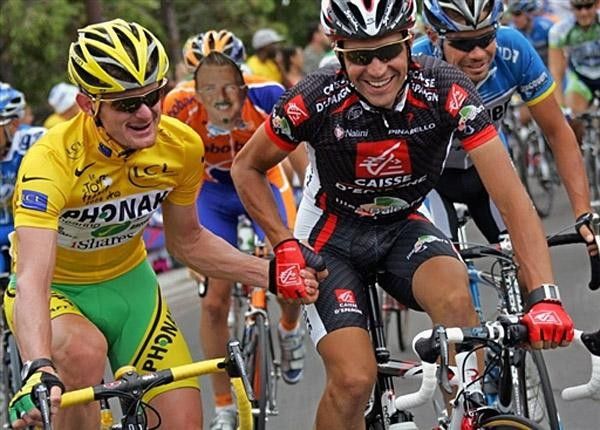 Yellow jersey USA's Floyd Landis (Phonak/Swi) shakes hands with Spain's Oscar Pereiro (Caisse d'Epargne-Illes Balears/Spa)