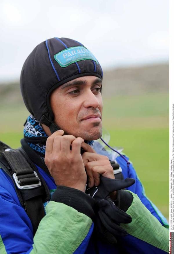 Alberto Contador fastens up
