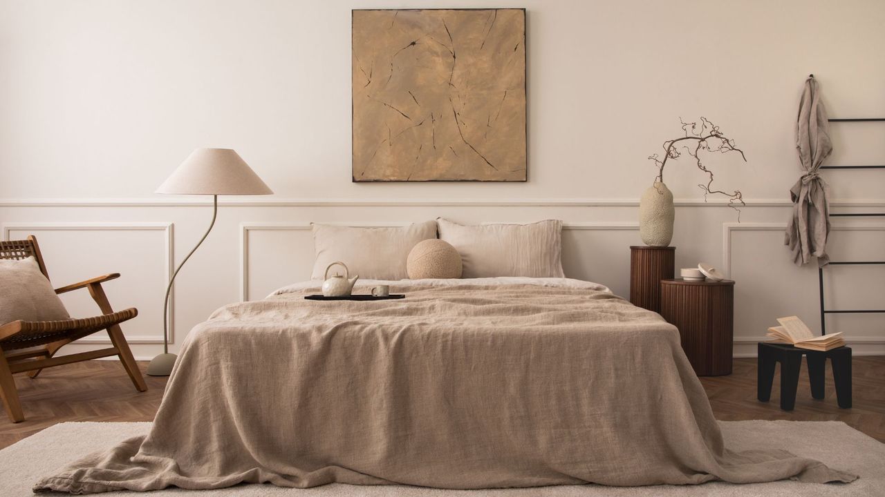 A beige bedroom with hints of Japandi style