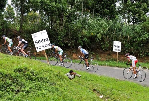 The peloton hits the climbs of 500 meters before the KOM at Baso village.