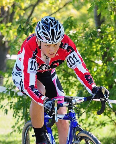 Natasha Elliot (Garneau Club Chausseures) slicing through the trees.