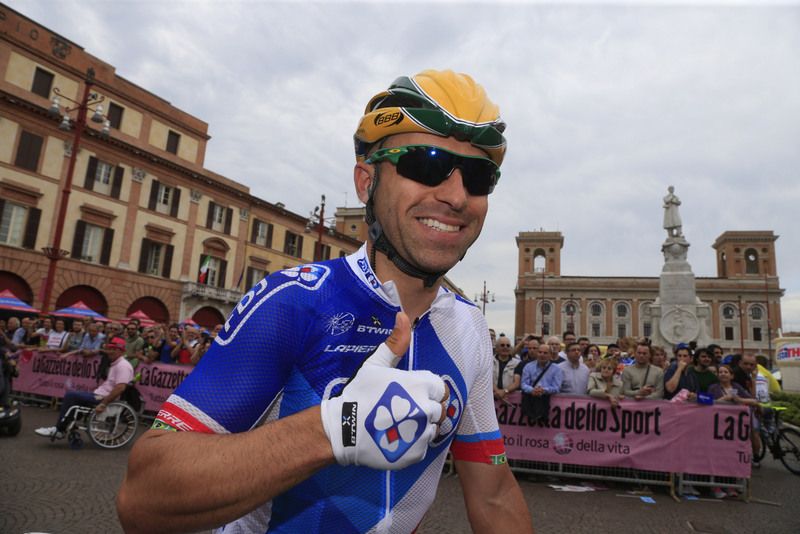 Murilo Fischer (FDJ) paid tribute to Ayrton Senna today with a custom helmet as the Giro finished on the Imola track where Senna was tragically killed in an accident 21 years ago