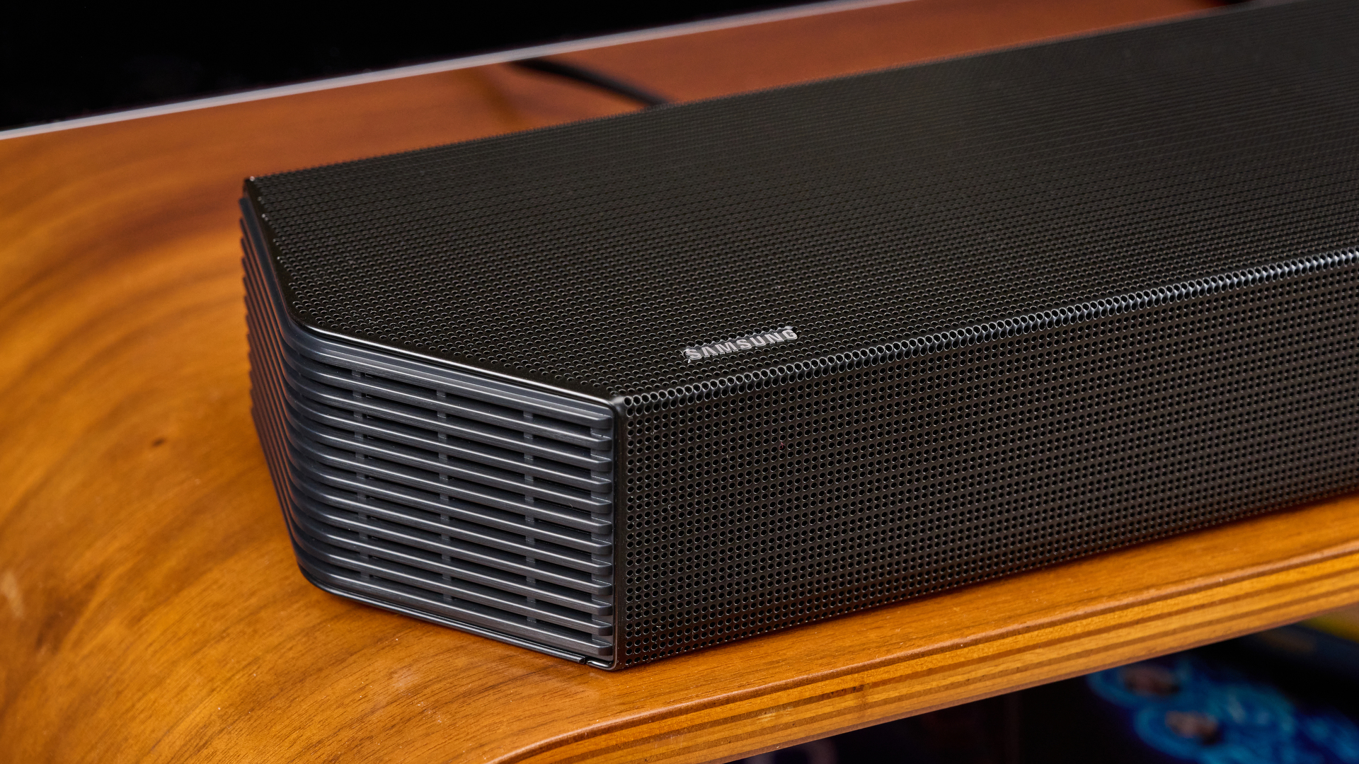 Side profile of Samsung HW-Q800F