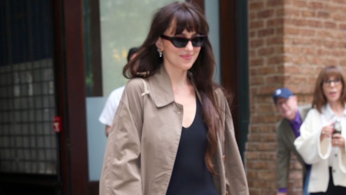 Dakota Johnson Just Wore the Shoe Colour That Makes Navy Dresses Look Extremely Elegant