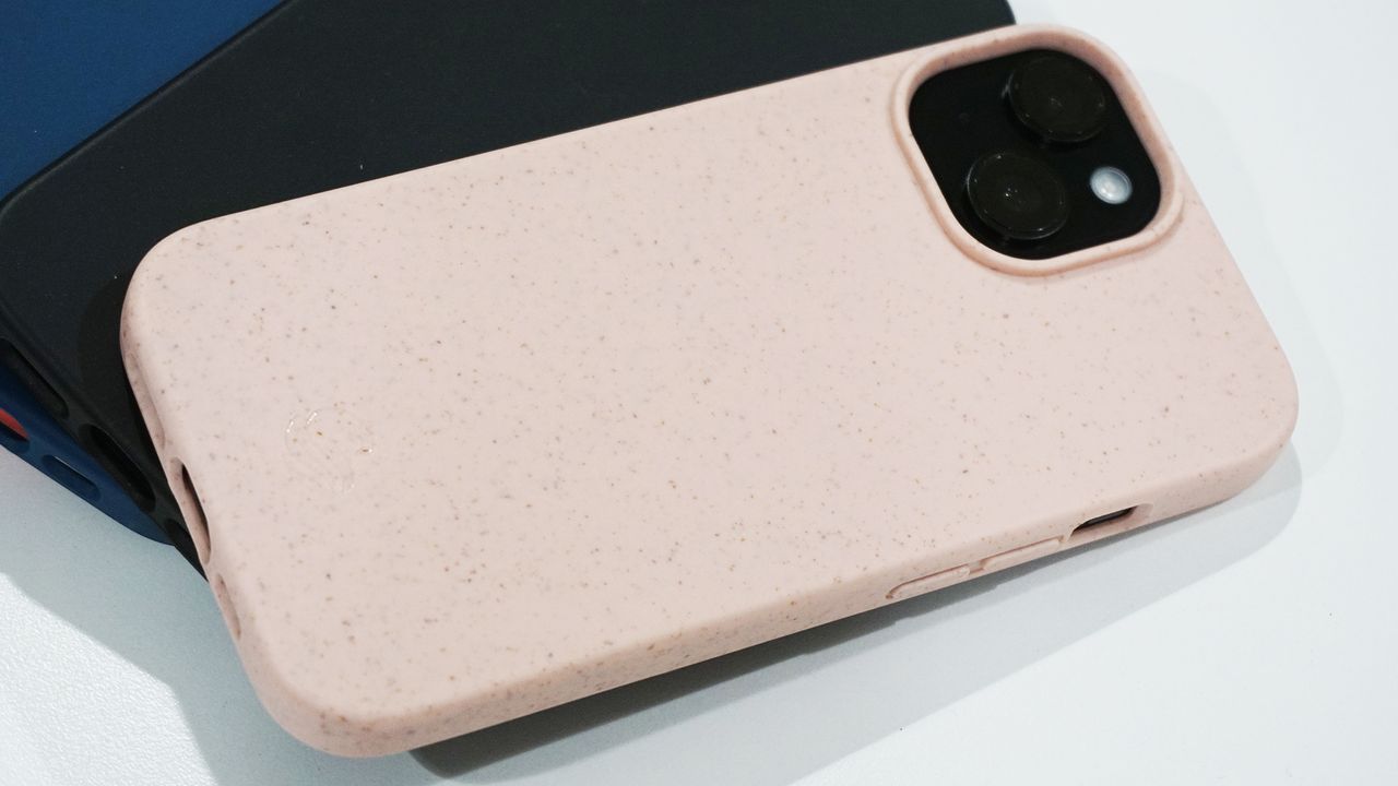 Wave Case iPhone 15 closeup