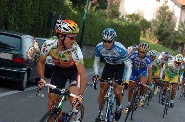 Paco Mancebo (Illes Balears) with Stijn Devolder and Bettini on his wheel