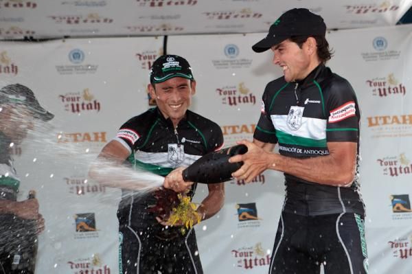 Oscar Sevilla (Gobernacion de Antioquia) cracks open the champagne.