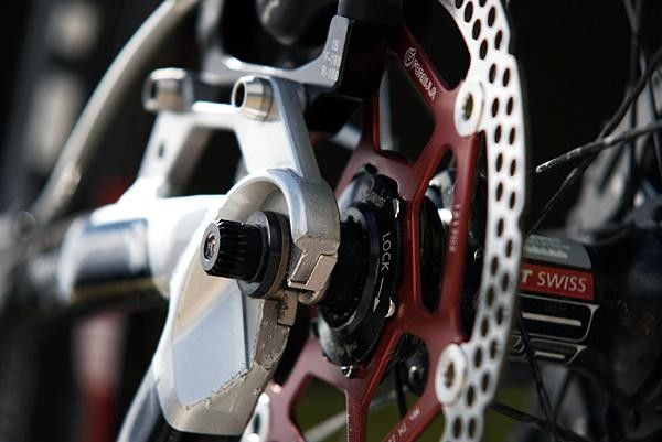 A Center Lock adapter makes quick work of attaching the six-bolt rotor to the DT Swiss 190 Ceramic hub.