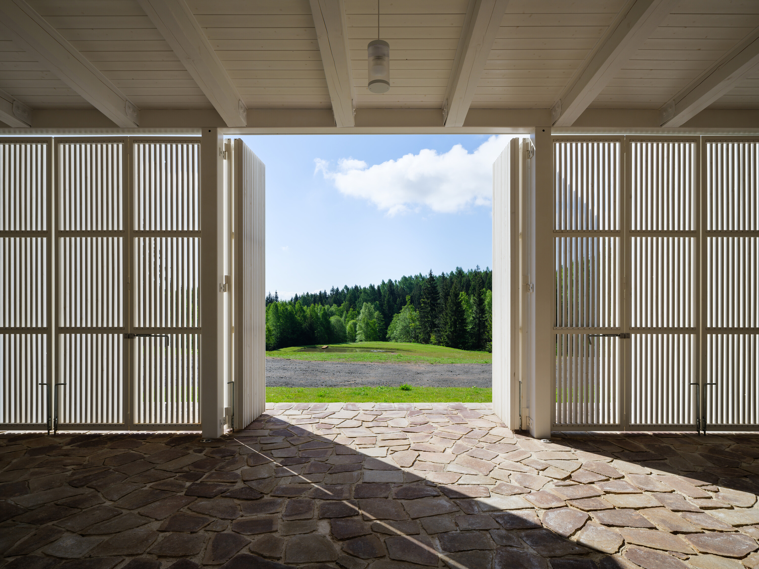 A covered area unites the old and new houses