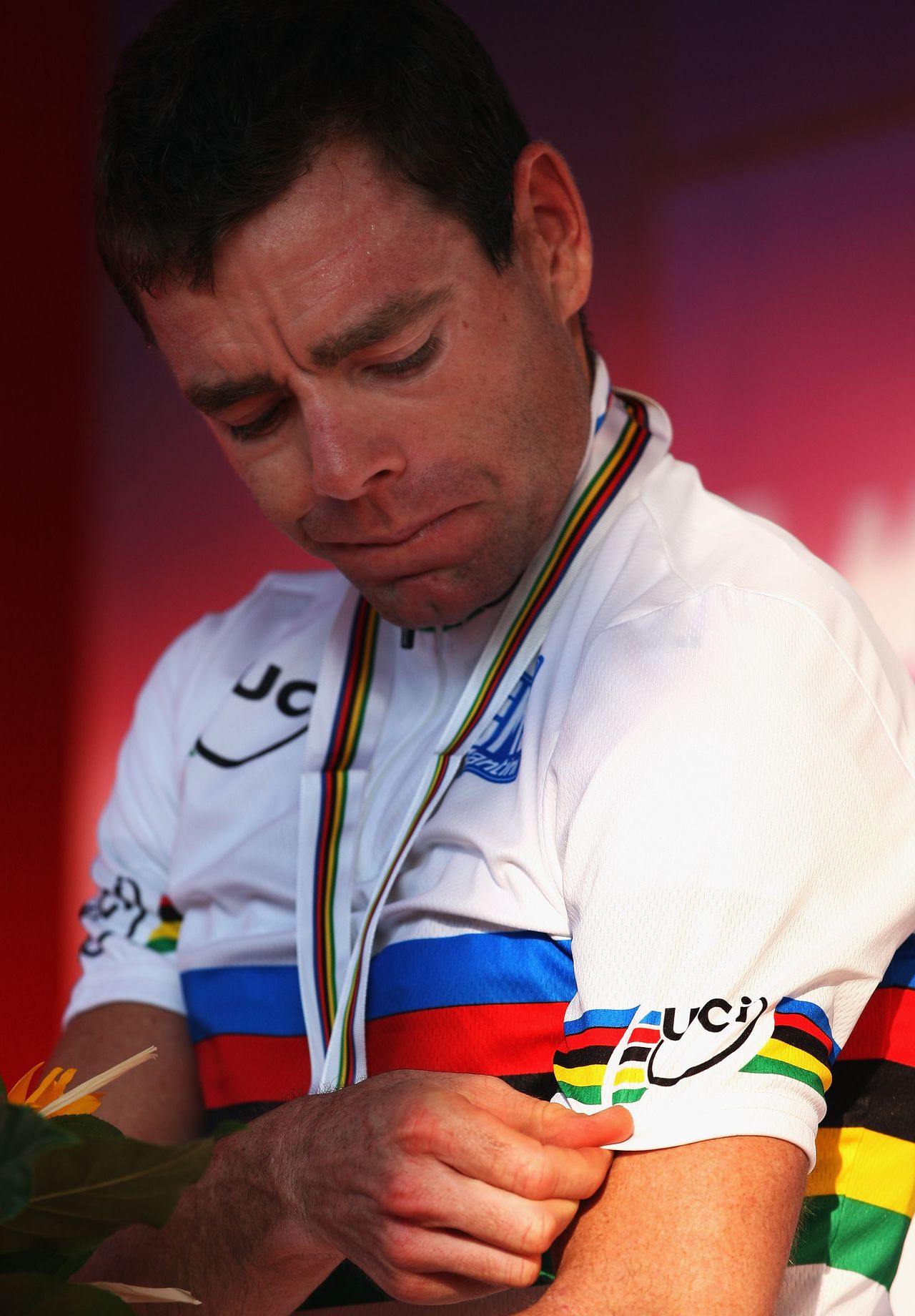 Cadel Evans checks out his new rainbow stripes after winning in 2009