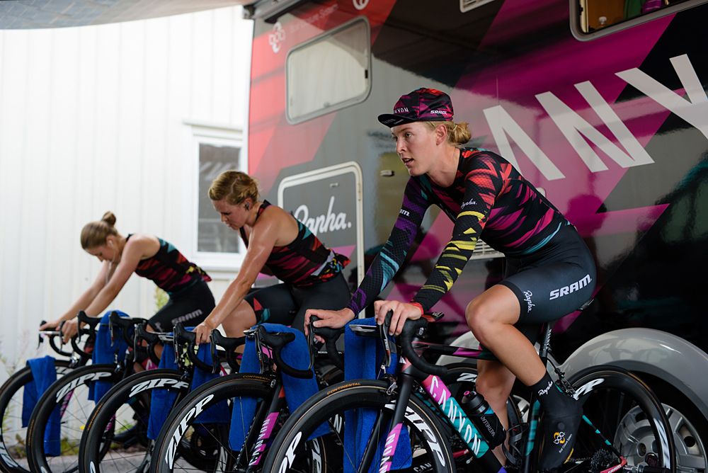 Hannah Barnes warms up with her CANYON//SRAM Racing teammates at the 42,5 km team time trial of the UCI Women's World Tour's 2016 Crescent V&aring;rg&aring;rda Team Time Trial