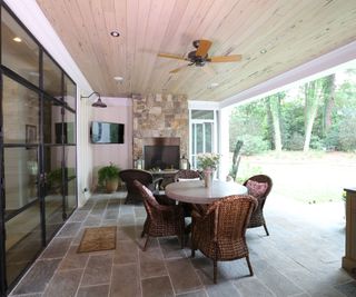 Outdoor tv on the wall of an outdoor dining space