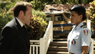 DI Richard Poole talks with Lily Thomson in Death in Paradise season 1 episode 1