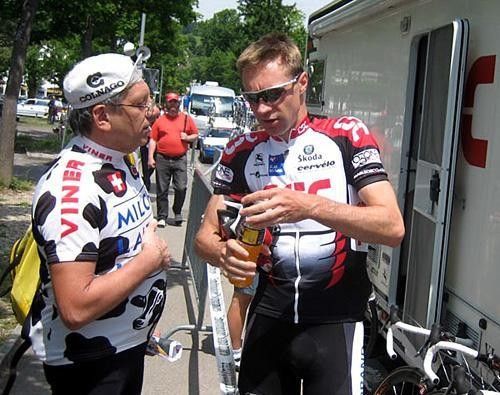 Jens Voigt (CSC) discusses race strategy with a fan
