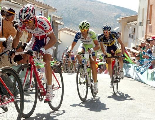 Joaquim Rodriguez (Katusha) moves clear of Vincenzo Nibali (Liquigas-Cannondale) at Valdepe&ntilde;as de Ja&eacute;n.