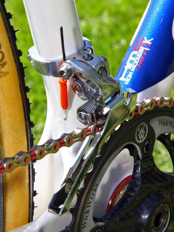A red grub seal keeps mud and water out of the Gore Ride-On front derailleur line while a bit of heat-shrink tubing keeps the cable end from fraying.