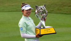 Miyu Yamashita holds the Maybank Championship trophy